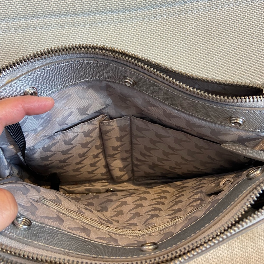 Lo & Sons Metallic Silver Crossbody Bag - Picture 7 of 8